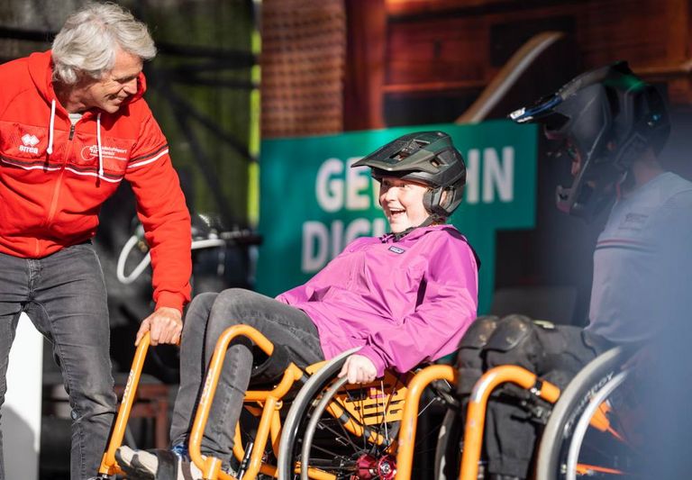 Plusieurs personnes lors d'une acrobatie en fauteuil roulant sur la Place fédérale