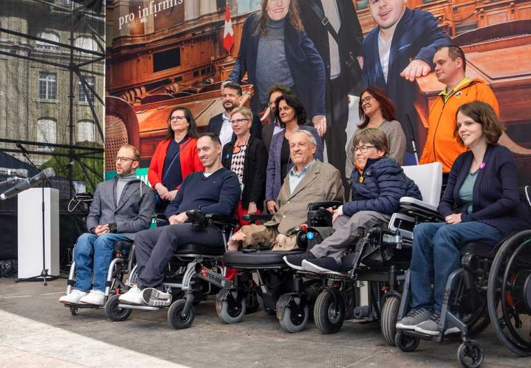 Photo de groupe de candidats handicapés lors de l'action sur la Place fédérale