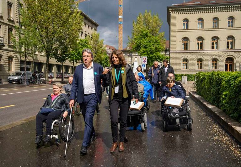 Des personnes handicapées et la directrice de Pro Infirmis en route pour la Chancellerie fédérale afin de remettre une pétition