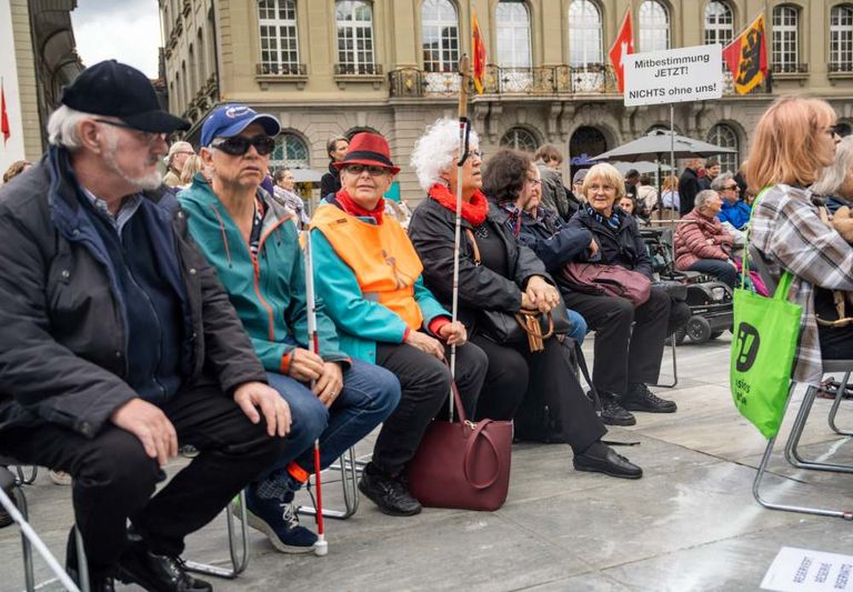 Il pubblico di un grande evento organizzato da Pro Infirmis sulla piazza federale di Berna