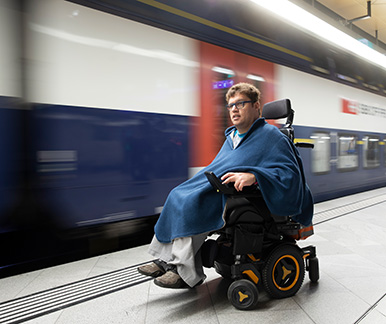 6083_-_Rollstuhfahrer_beim_Einsteigen_.jpg